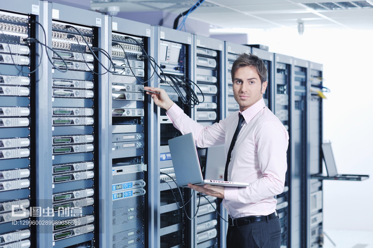 数字化浪潮下的商业网络 服务器室中的笔记本电脑与计算机网络工程