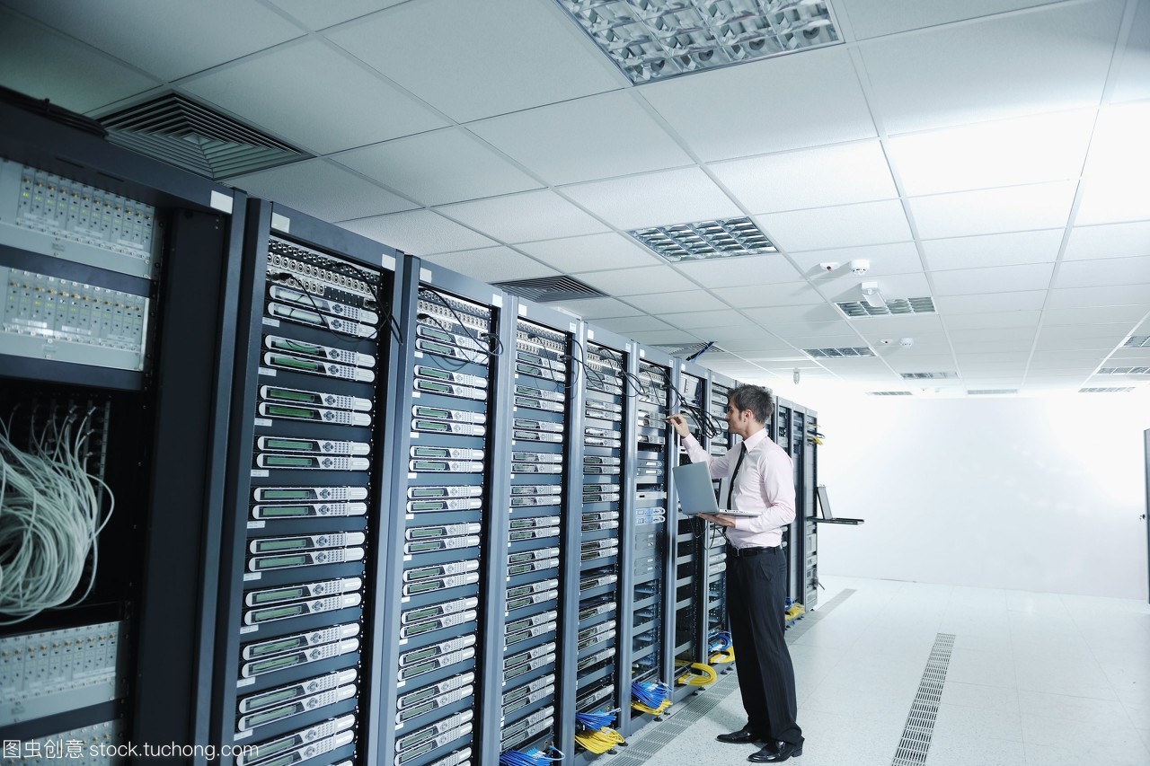 数字脉络 青年工程师与铝薄笔记本在服务器丛林的交响